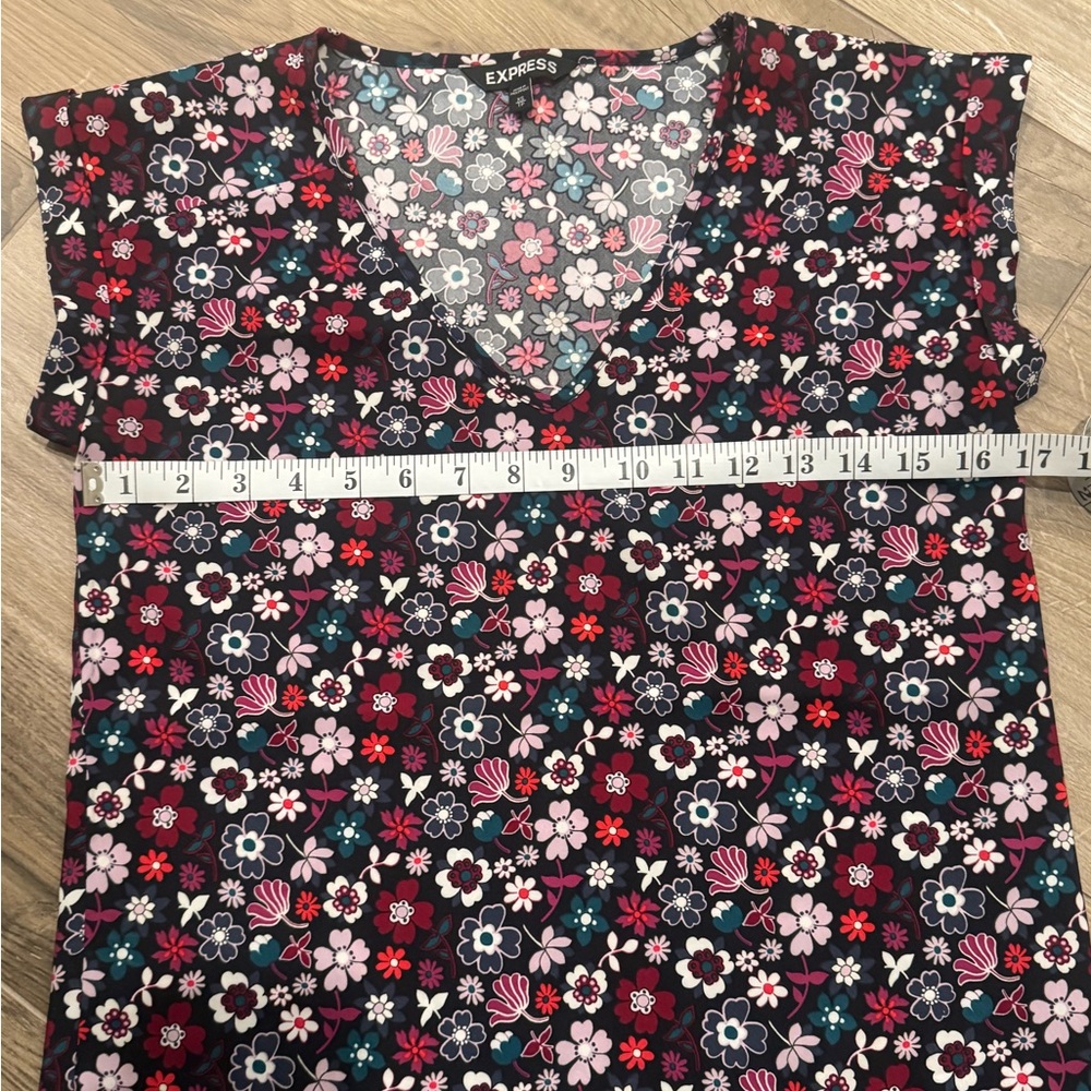 Express - Floral V-Neck Cap Sleeve Top - Picture 5 of 5